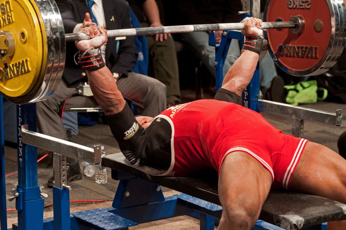 “Posso togliere la panca? Non riesco a sentire il petto…” Una guida pratica per trasformare la Panca piana in un esercizio per il&nbsp;petto